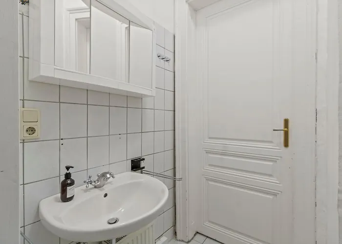 2-br Close To Shopping Street I Popular District Apartman