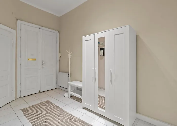 2-br Close To Shopping Street I Popular District Apartman *